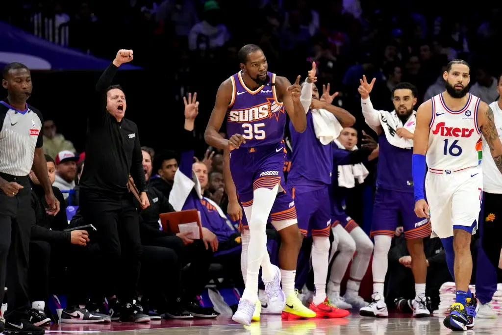 美国NBA赛季战况激烈，球队竞争激烈