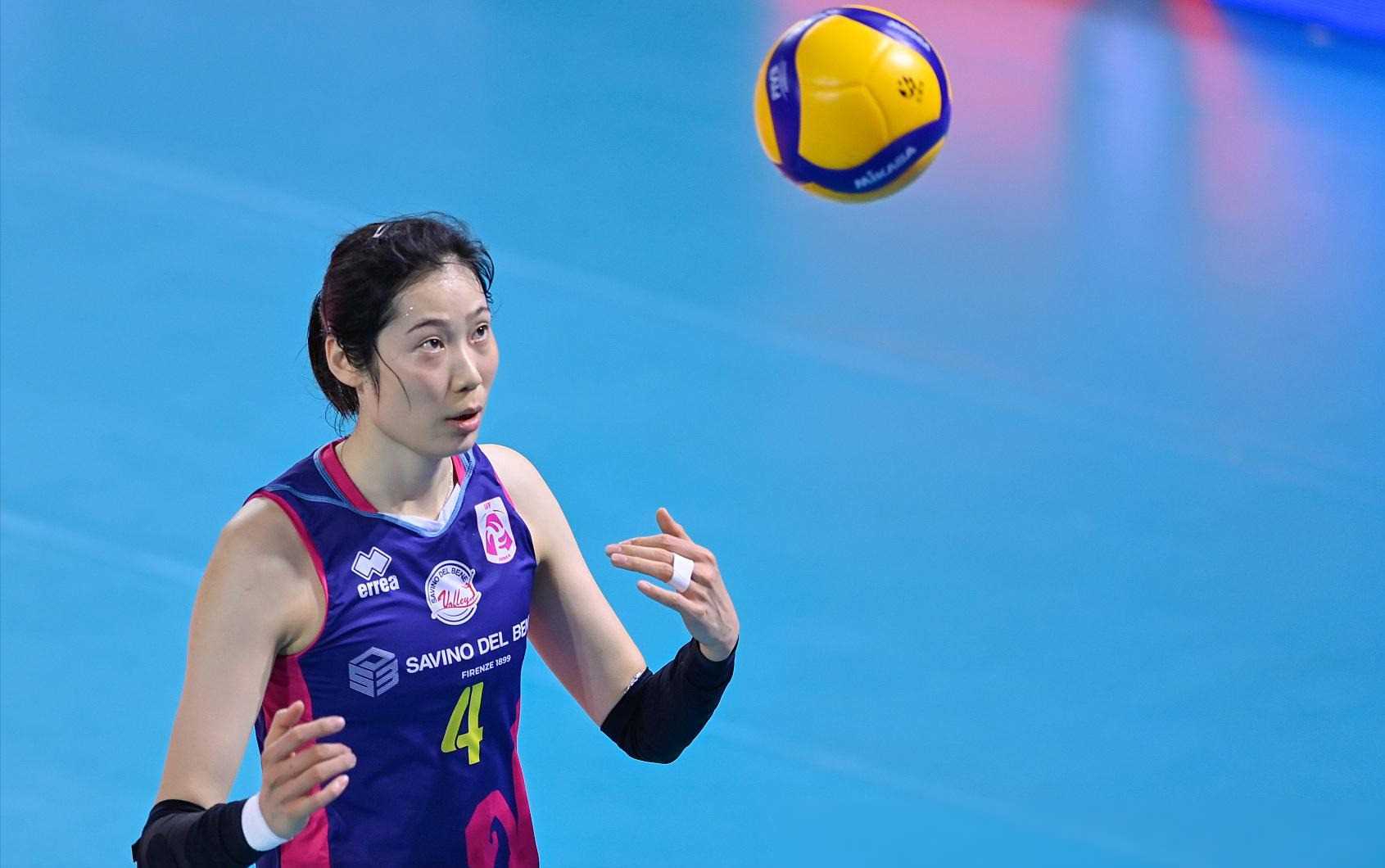 足球锦标争夺赛中，女球员实力惊艳