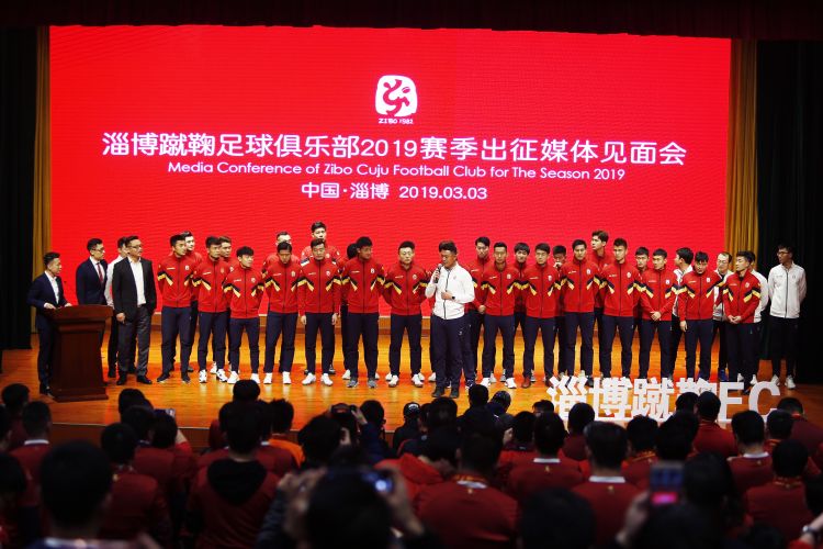 力争上游！球队奋力拼搏向前冲的简单介绍