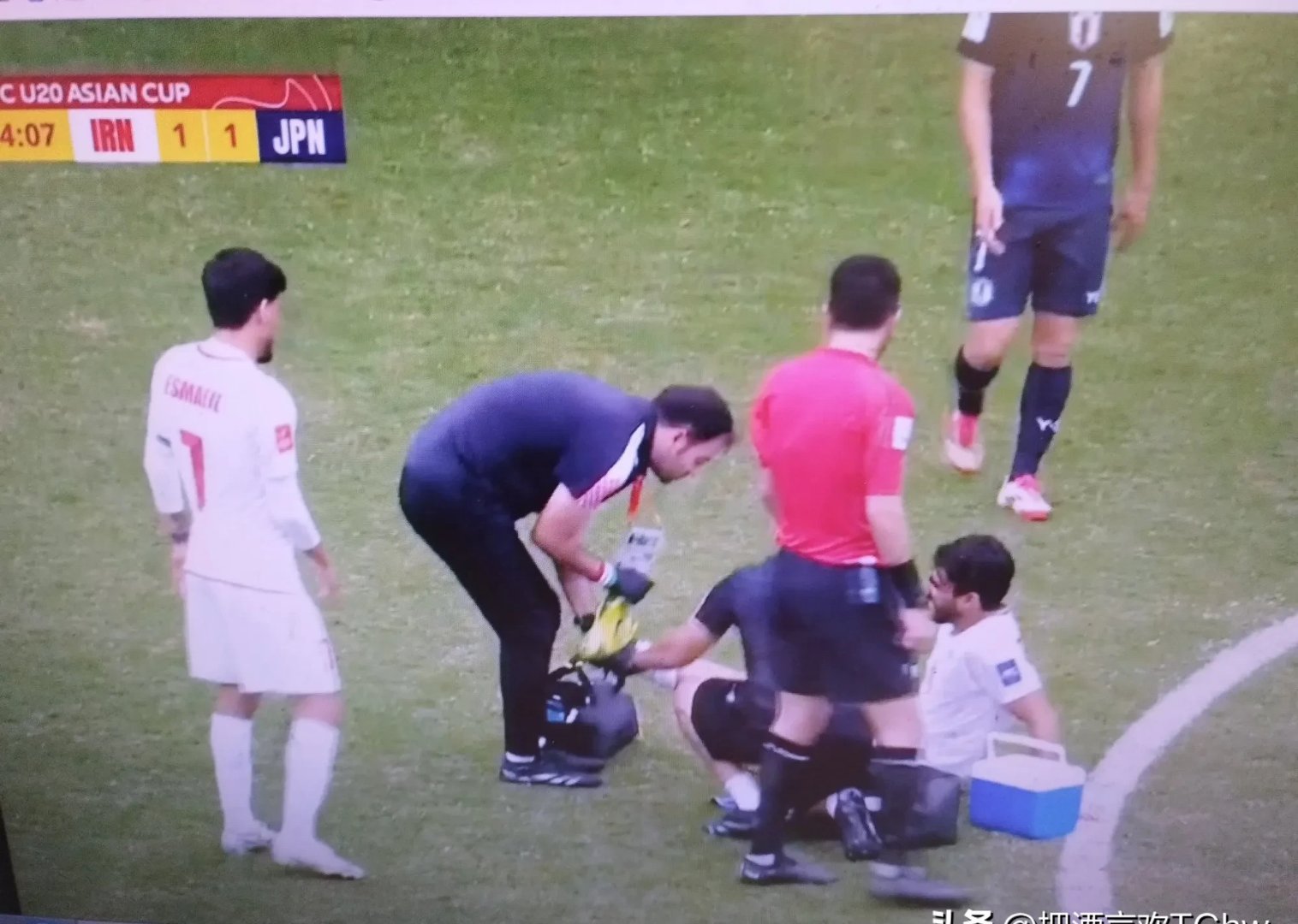 后卫铁血护球门，扼杀对手反击机会的简单介绍