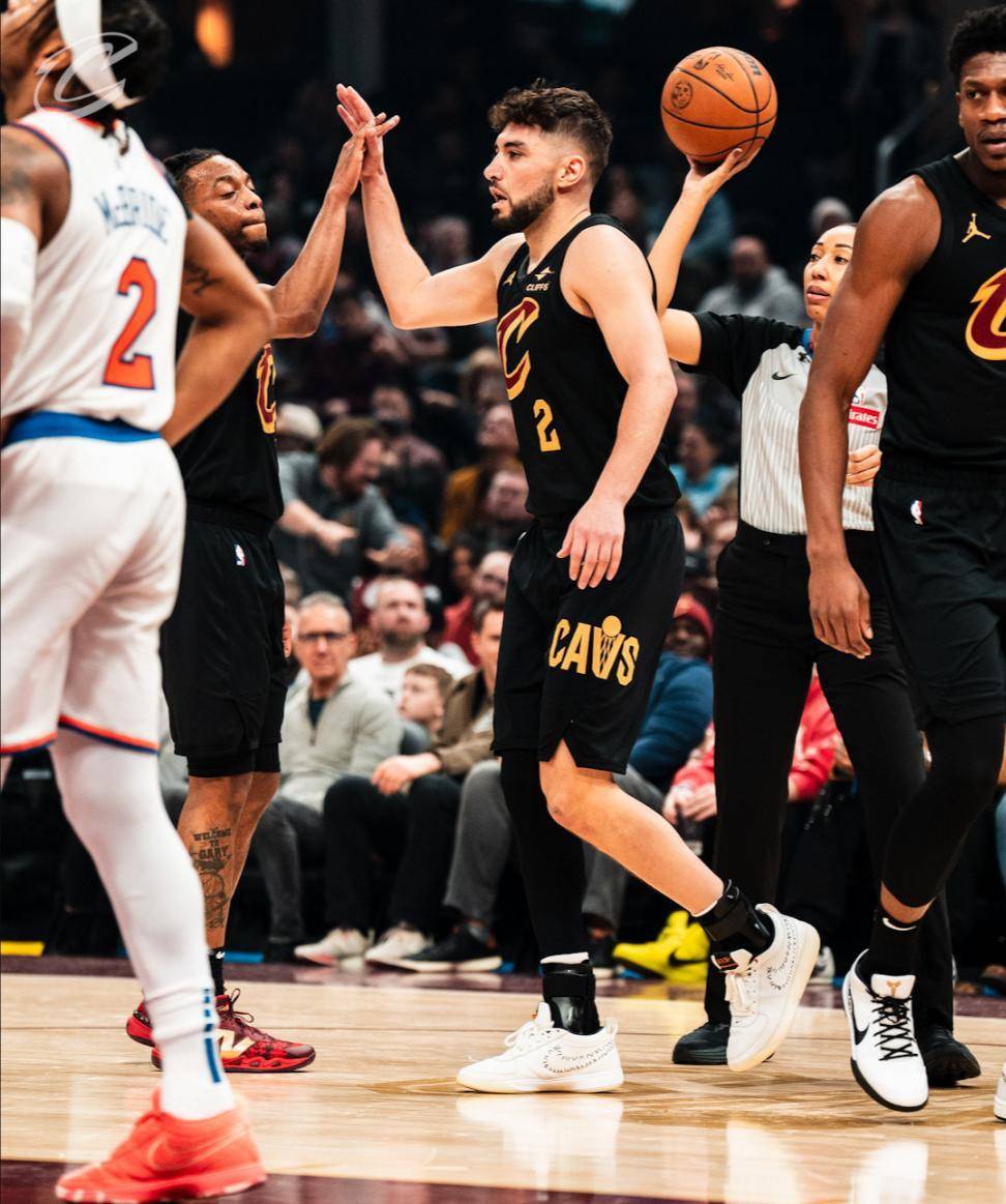 开云体育APP下载-爵士客场取胜开拓者，米切尔砍分