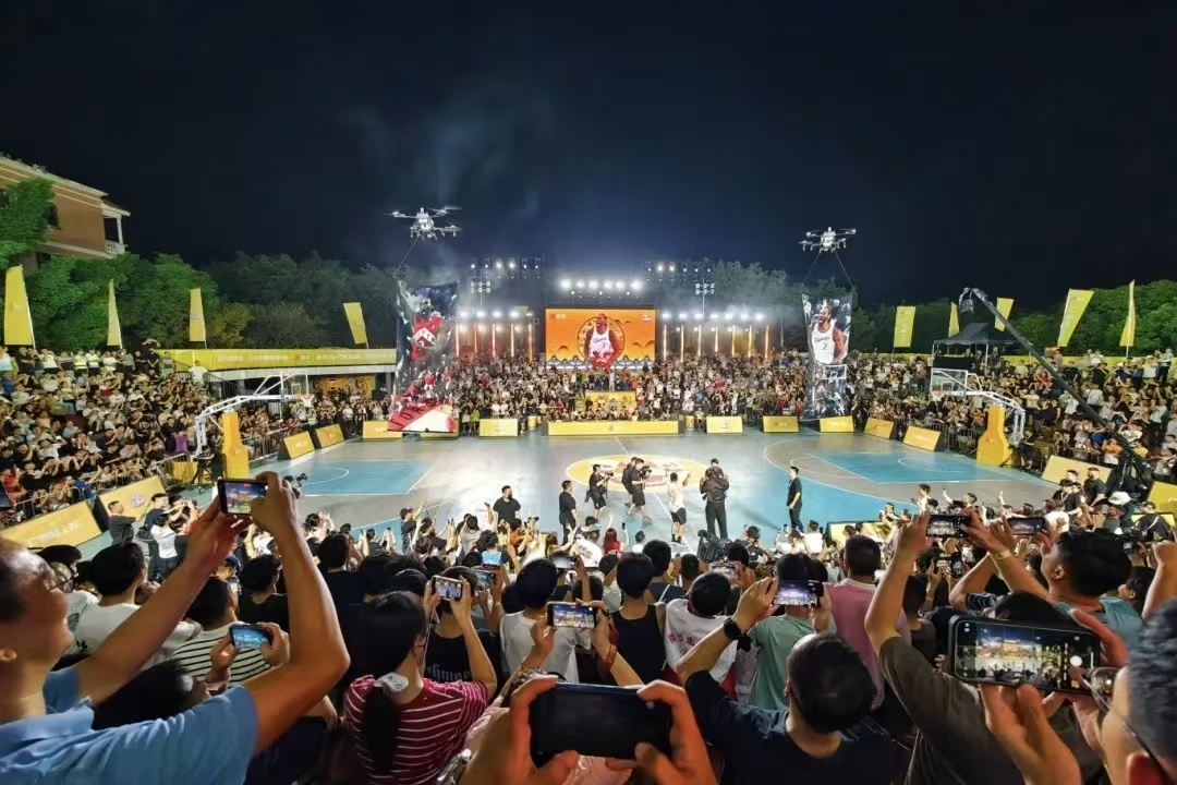 篮球场外新闻不断，话题热度爆表的简单介绍