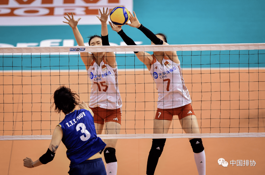 泰国队鏖战中国队,黄鸭组合点燃赛场 泰国队鏖战中国队,黄鸭组合点燃赛场