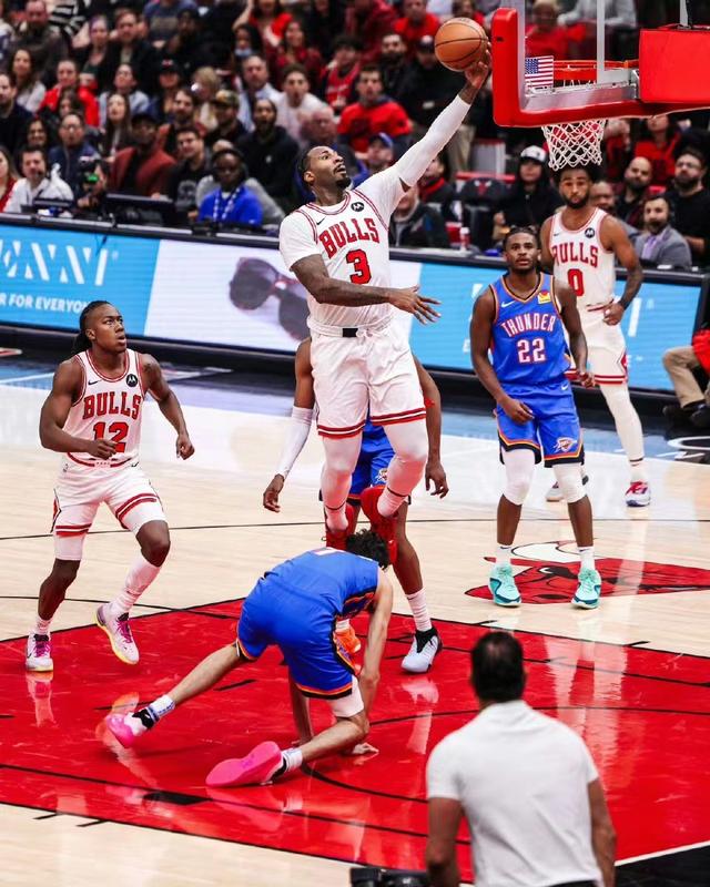 开云官网-四川队横扫鹈鹕，拉文带队取胜