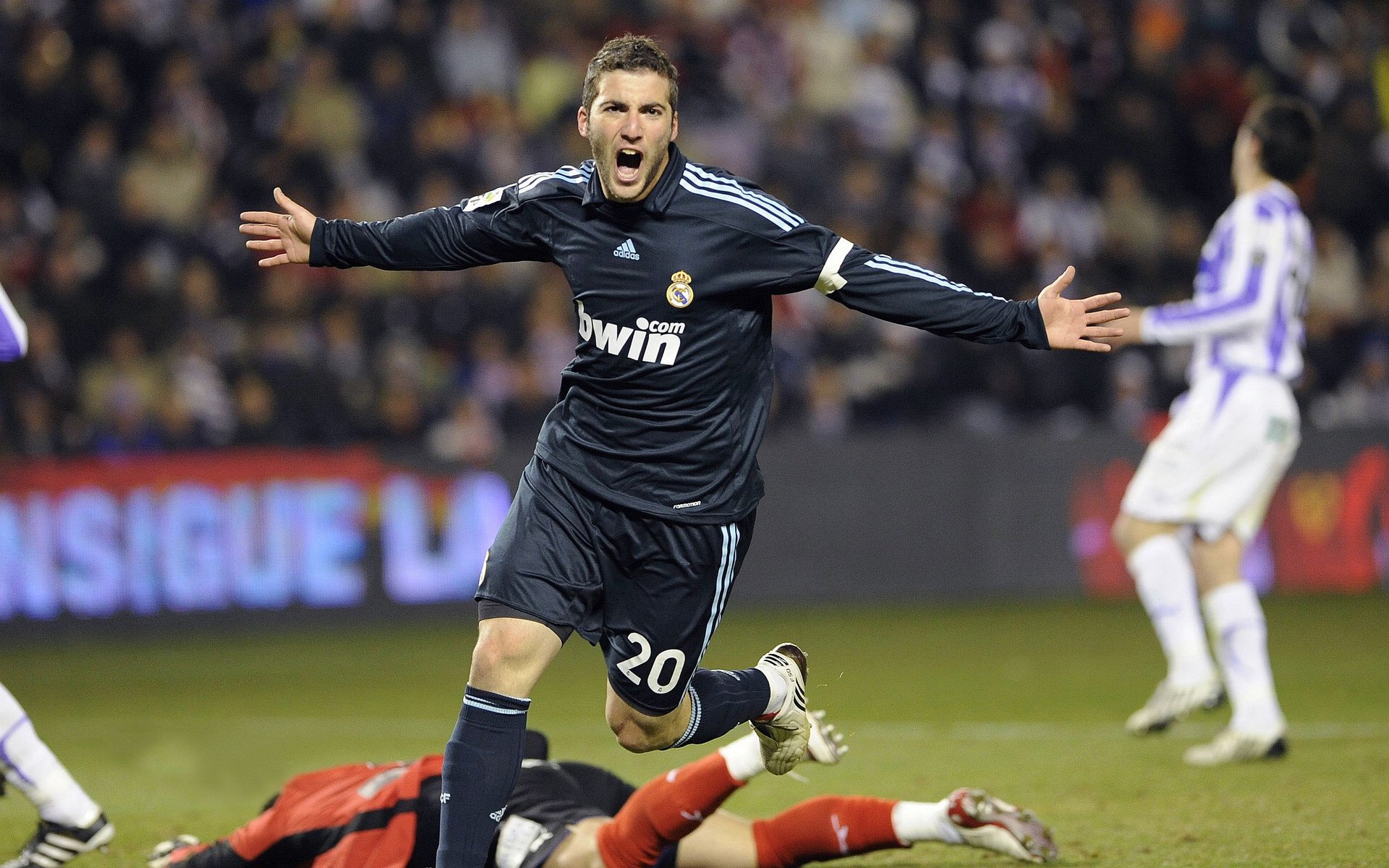 当浓眉闪耀欧冠之夜，一场跨越维度的巨星对话